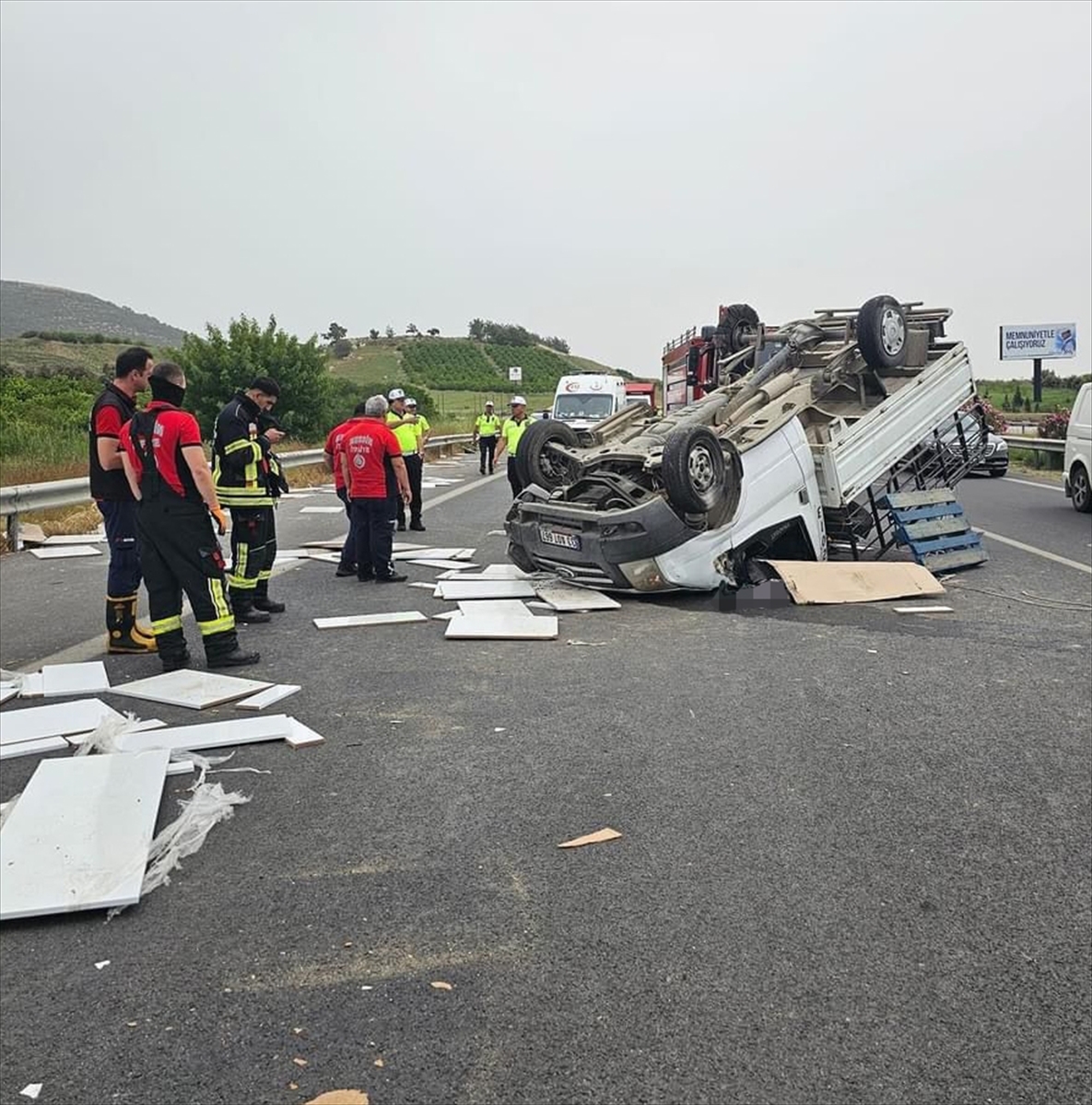 Mersin'de devrilen kamyonetin sürücüsü öldü