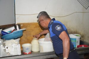 MERSİN (AA) – Mersin'in Yenişehir ilçesinde sağlıksız koşullarda peynir üretilen