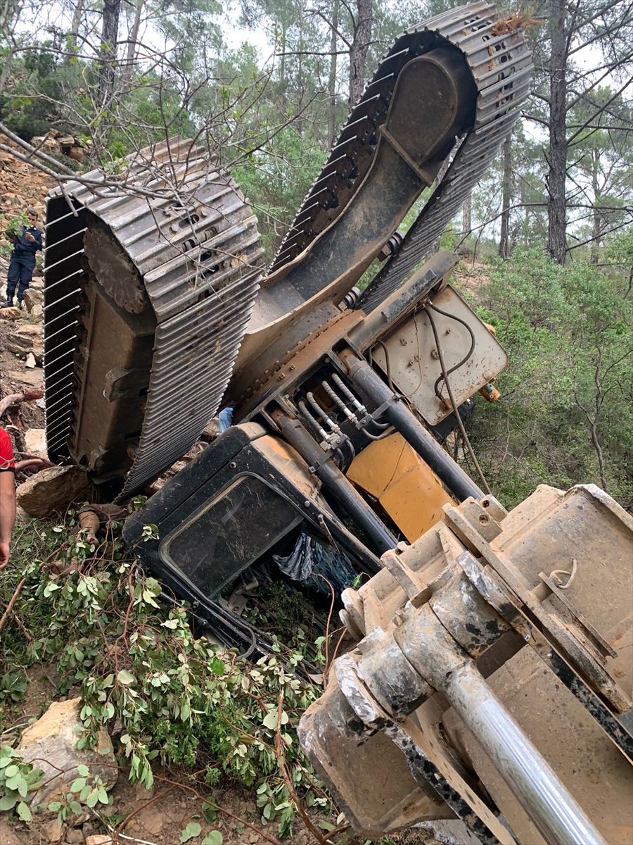 Mersin'de uçuruma devrilen iş makinesinin operatörü öldü