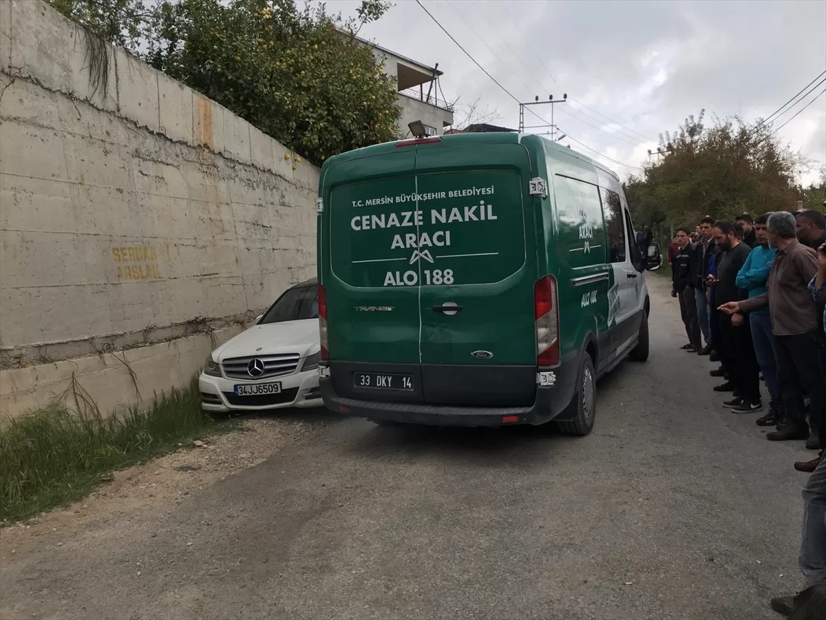 Mersin'de yangın çıkan evde anne ve oğlu, yanmış aracında da baba ölü bulundu