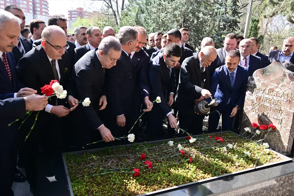 MHP Genel Başkanı Bahçeli, Alparslan Türkeş'in kabrini ziyaret etti - Haber  1