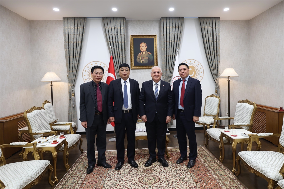 Milli Savunma Bakanı Güler, Vietnam Savunma Sanayi Başkanı Tuan’ı kabul etti