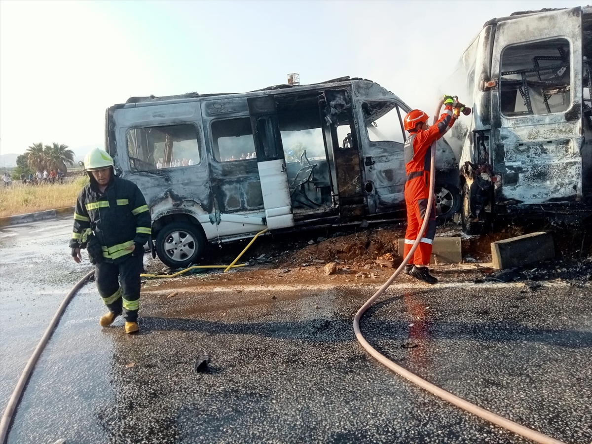 Muğla'da iki minibüsün çarpıştığı kazada 4'ü ağır 14 kişi yaralandı