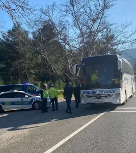 MUĞLA (AA) – Ramazan Bayramı dolayısıyla trafik yoğunluğunun oluştuğu turizm