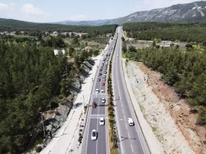 - Akyaka girişinde oluşan uzun araç kuyruğu dronla görüntülendi