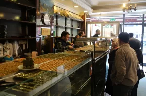 MUŞ (AA) – Muş'ta tatlıcılar, bayram için verilen siparişlerin yetiştirilmesi