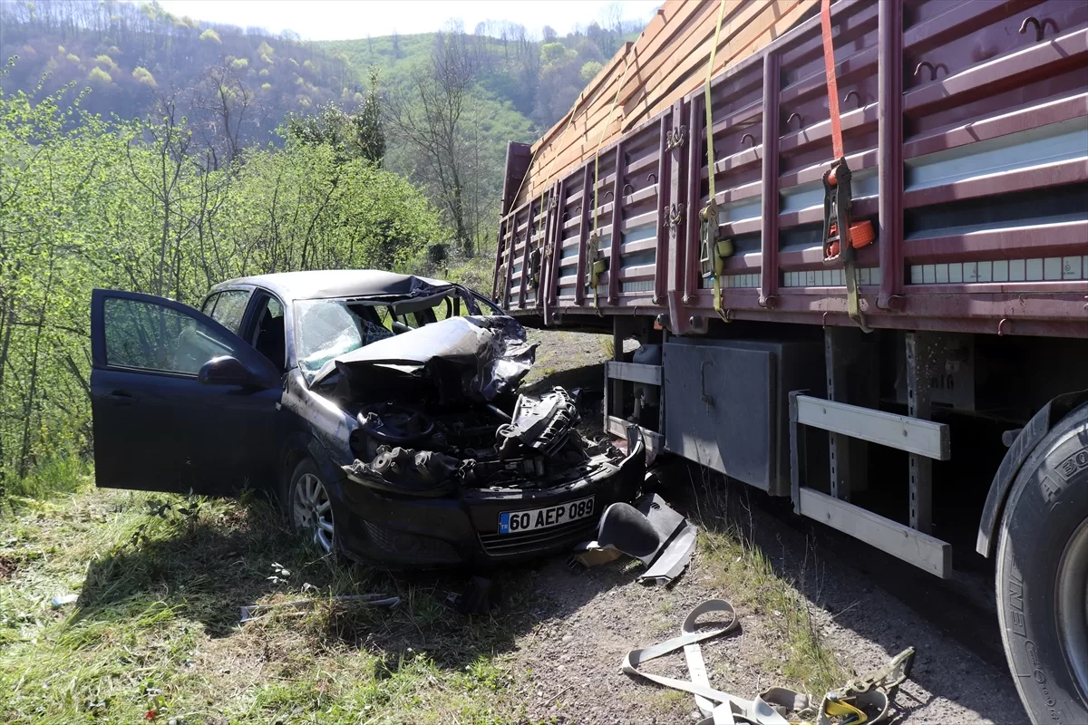 Ordu'da tırdan ayrılan dorsenin çarptığı otomobilin sürücüsü yaralandı