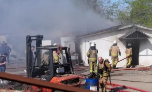 İSTANBUL (AA) – Pendik'te yediemin deposunda çıkan yangına itfaiye ekipleri