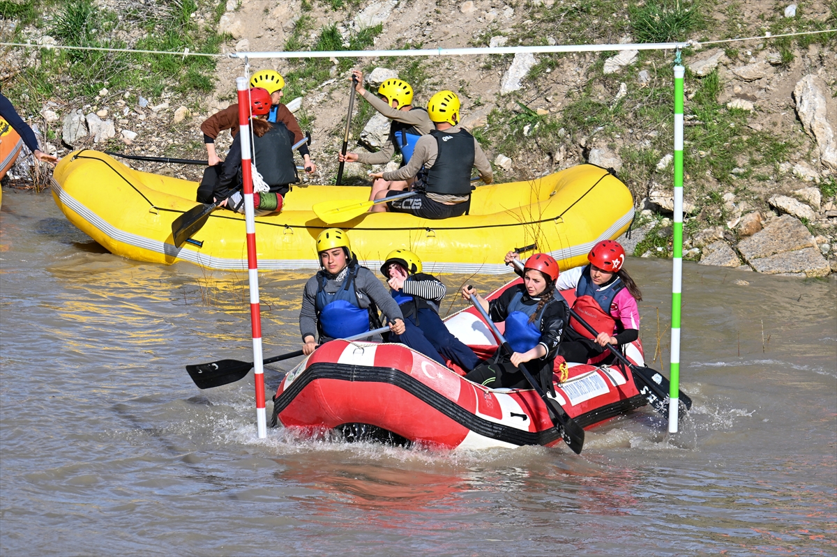 Raftingciler, ilkbaharda daha coşkulu akan Çatak Çayı’nda şampiyonalara hazırlanıyor