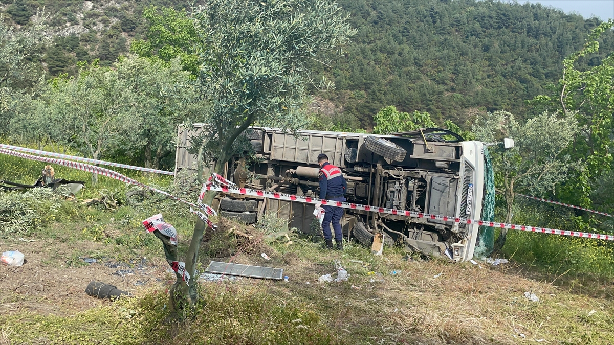 Sakarya'da üniversite öğrencilerini taşıyan midibüsün şarampole devrildiği kazada 12 kişi yaralandı