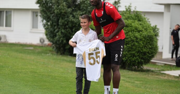 Samsunspor'un berabere kaldığı maçta ağlayan 10 yaşındaki taraftar, futbolcularla buluştu