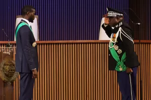 - Faye'ın iki eşinin bulunması, kimin "first lady" olacağı tartışmasına