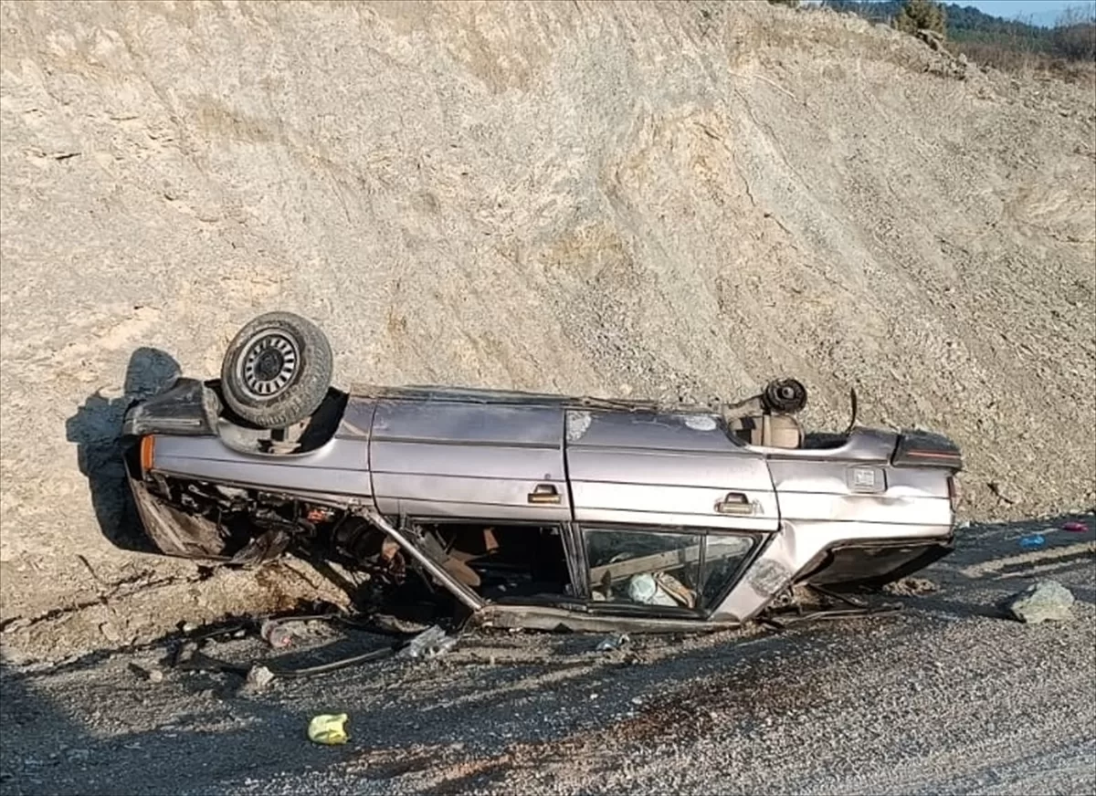 Sinop'ta devrilen otomobildeki 1 kişi öldü, 1 kişi yaralandı