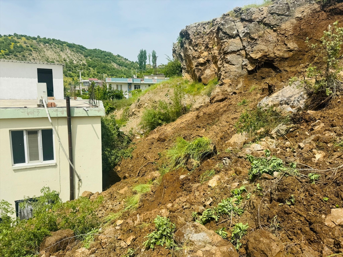 Şırnak’ta toprak kayması sonucu bir evde hasar oluştu