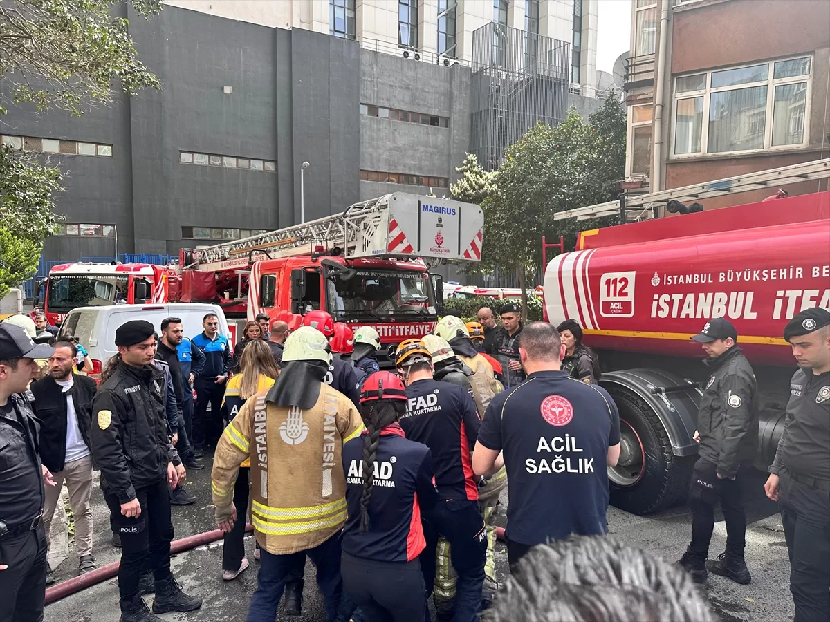 Şişli'de 13 katlı binada çıkan yangına müdahale ediliyor