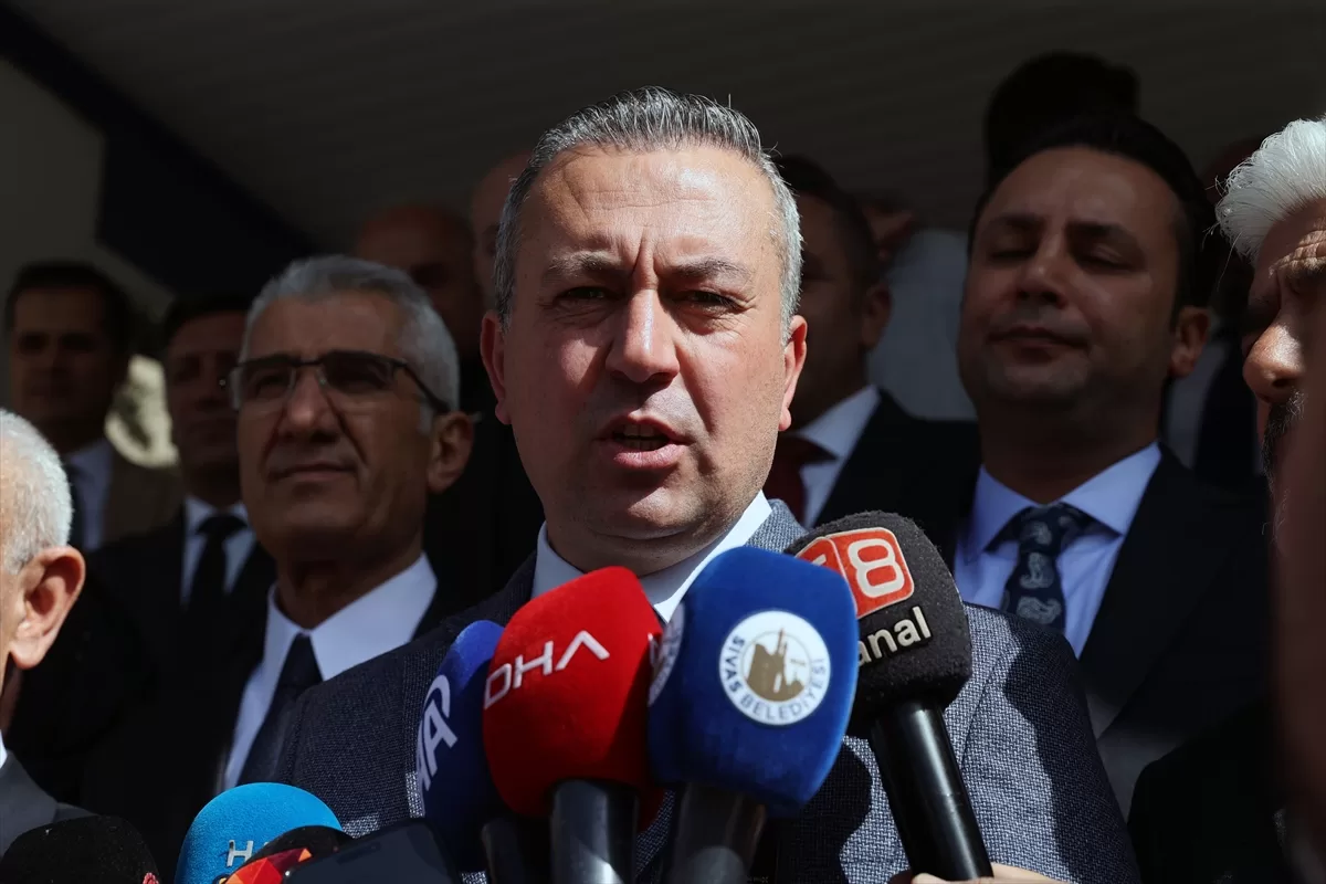 Sivas Belediye Başkanı Adem Uzun, mazbatasını aldı