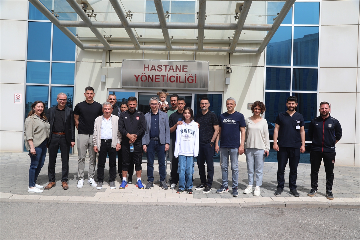 Sivasspor'da teknik direktör Uygun ve futbolcular hastanede çocukları ziyaret etti