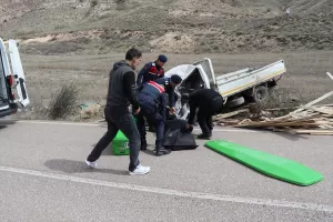 SİVAS (AA) – Sivas'ta kereste yüklü kamyonetin devrilmesi sonucu sürücü