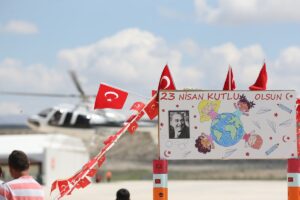 - Derneğe ait helikopter ve uçaklarla deneyimli pilotlar eşliğinde uçuş