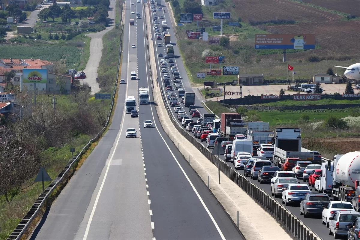 Tekirdağ-İstanbul kara yolunda bayram öncesi trafik yoğunluğu arttı