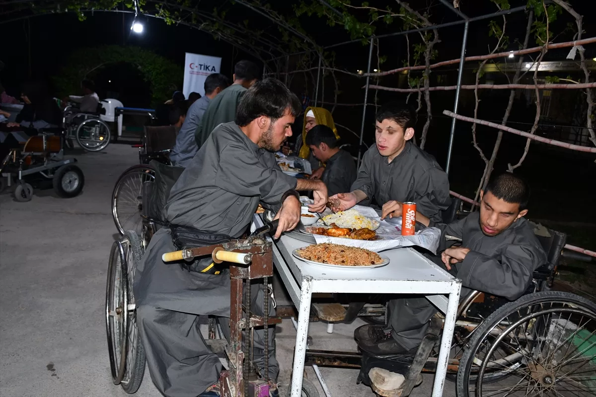 TİKA, Afganistan'da toplumun farklı kesimlerine iftar verdi