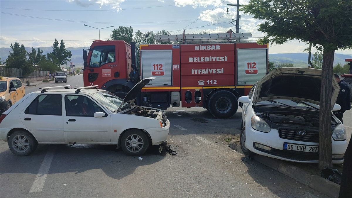 Tokat'ta iki otomobilin çarpıştığı kazada 4 kişi yaralandı