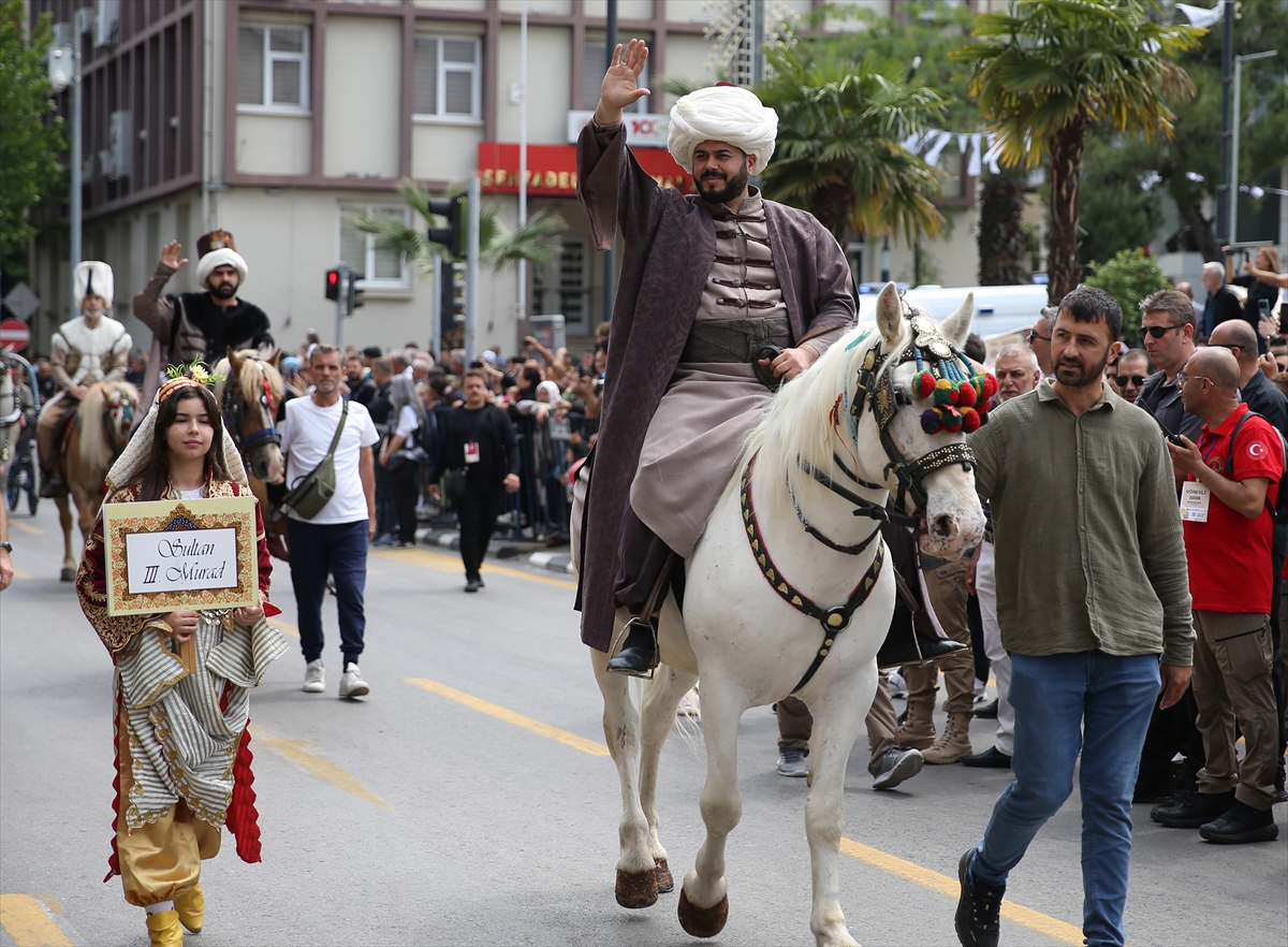 Manisa'da yaklaşık 7 ton mesir macunu halka saçıldı