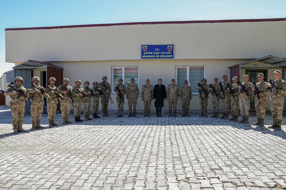 Van Valisi Balcı, üs bölgesinde askerlerle bayramlaştı