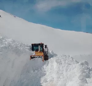 - İş makinesi operatörü dikkati sayesinde çığın altında kalmaktan kurtuldu