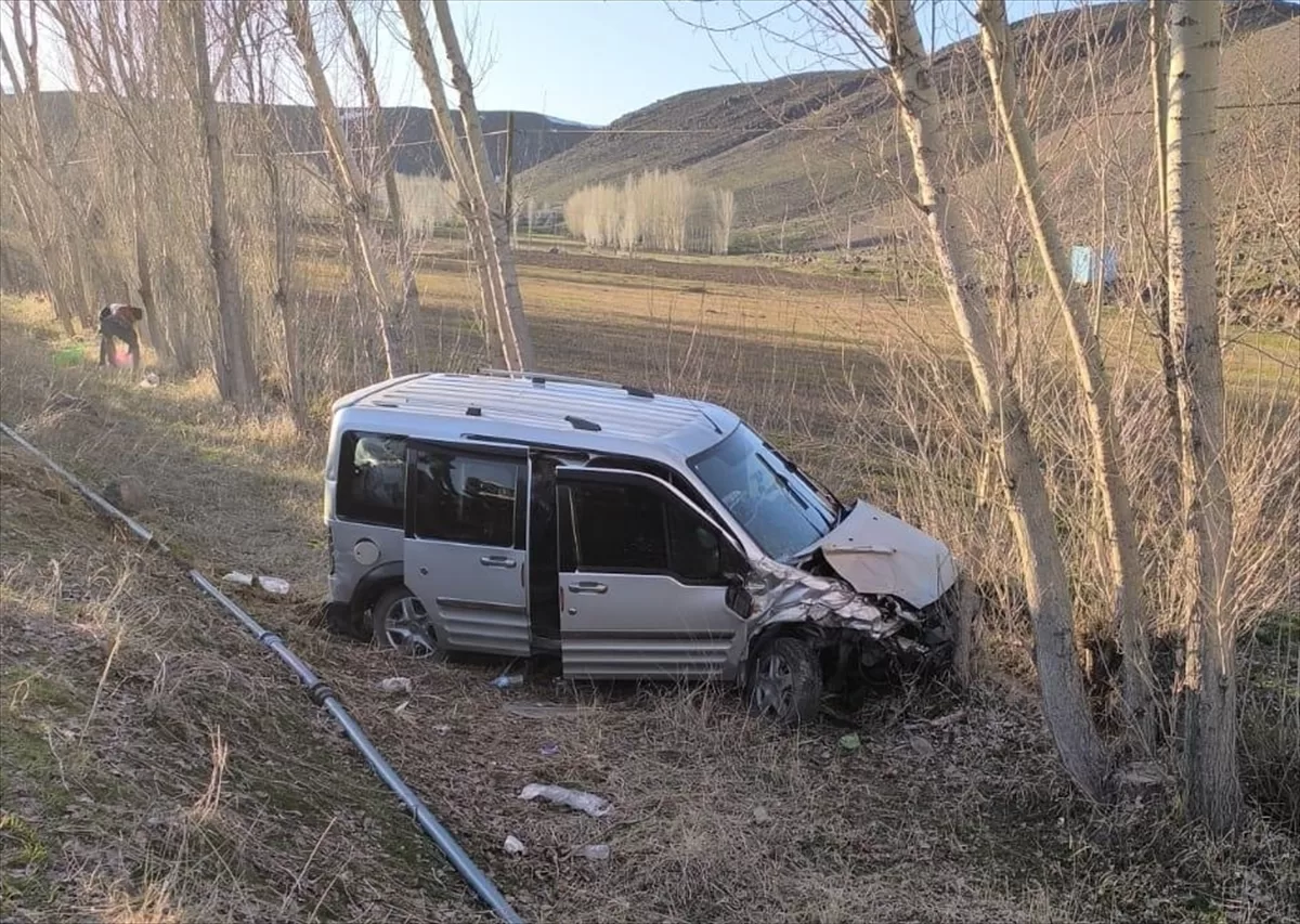 Van'da iki aracın çarpıştığı kazada 13 kişi yaralandı