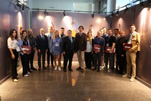 - Dünyaca ünlü çalgı yapım ustaları Fransız Dominique Nicosia ve