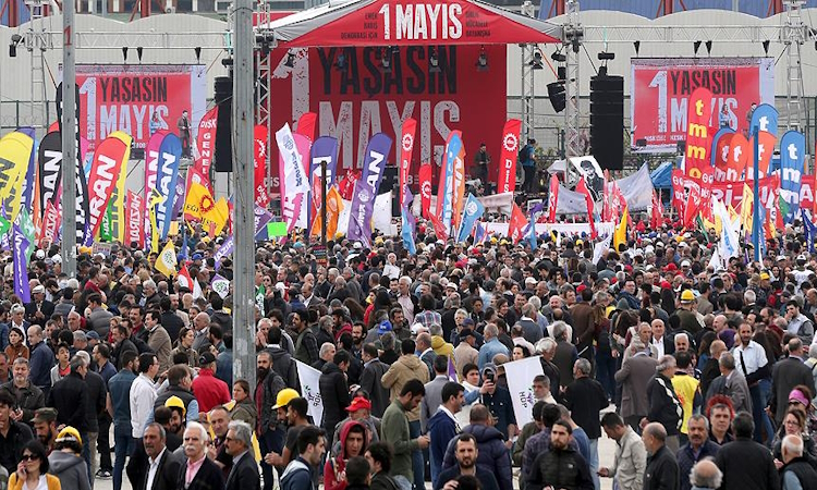 Saraçhane’de göstericiler polise taş ve bayrak sopasıyla saldırdı