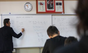 İSTANBUL (AA) – İstanbul’da bazı öğretmenler, Eyüpsultan’da özel bir lisenin