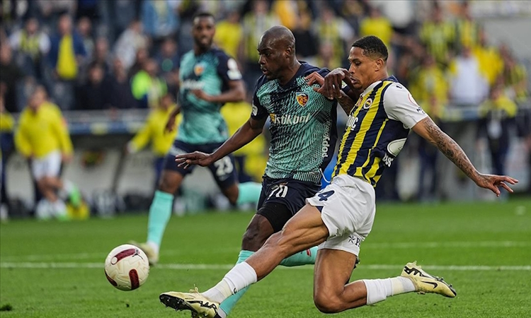 Fenerbahçe, galibiyetle şampiyonluk umuduna tutundu