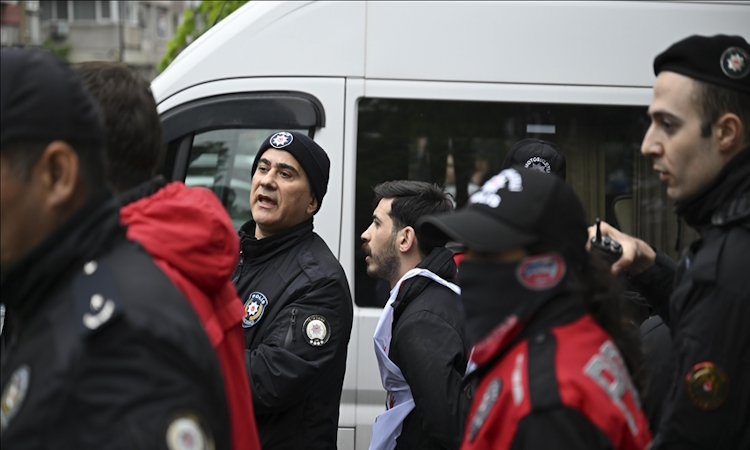 İçişleri Bakanı Yerlikaya, İstanbul’daki 1 Mayıs kutlamalarında 210 kişi gözaltına alındığını bildirdi