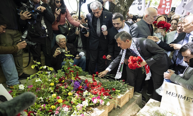 CHP Genel Başkanı Özel, Gezmiş, Aslan ve İnan’ı mezarları başında andı