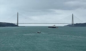İSTANBUL (AA) – İstanbul Boğazı’nda trafik, karaya oturan yük gemisi
