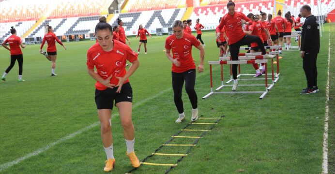 A Milli Kadın Futbol Takımı, Azerbaycan maçı hazırlıklarını tam kadro sürdürdü
