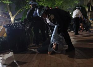 - New York'taki Columbia Üniversitesinin kampüsüne giren polis, protestocu öğrencileri