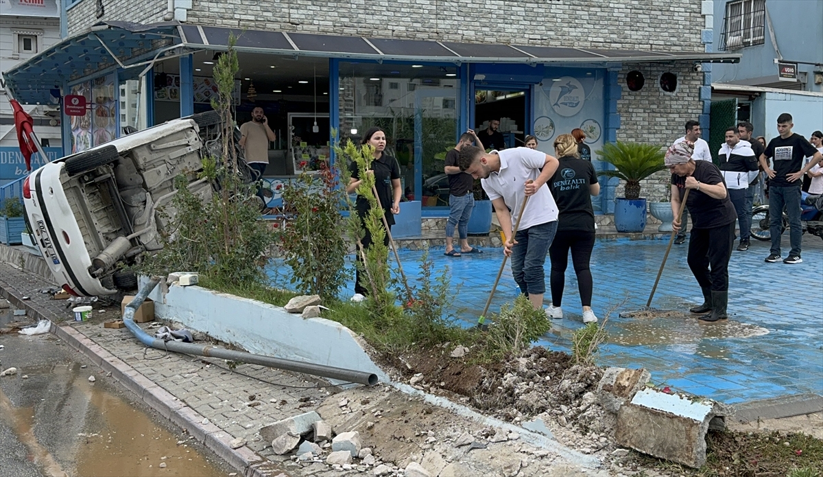 Adana'da balıkçı dükkanına çarpan araçtaki 2 kişi yaralandı