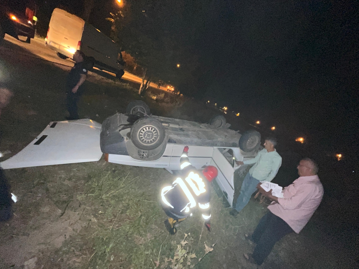Adana'da devrilen otomobilde sıkışan sürücüyü itfaiye ekipleri kurtardı