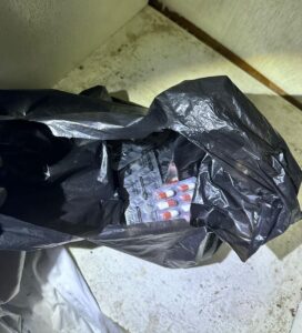 ADANA (AA) – Adana'da evlerindeki elektrik panosunda 935 uyuşturucu hap