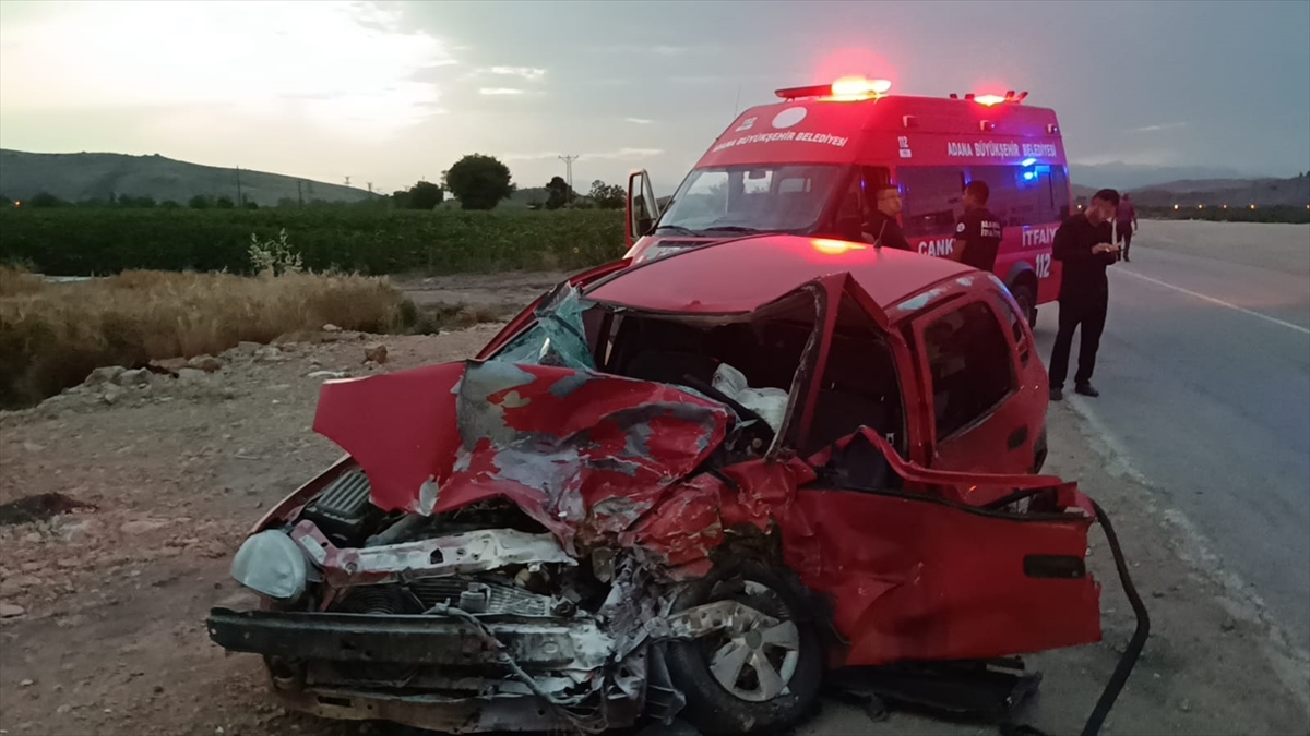 Adana'da hafif ticari araçla otomobil çarpıştı, 1 kişi öldü, 5 kişi yaralandı