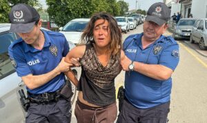 - Camı kırarak giyim mağazasına giren şüphelinin kıyafetleri poşete koyması,