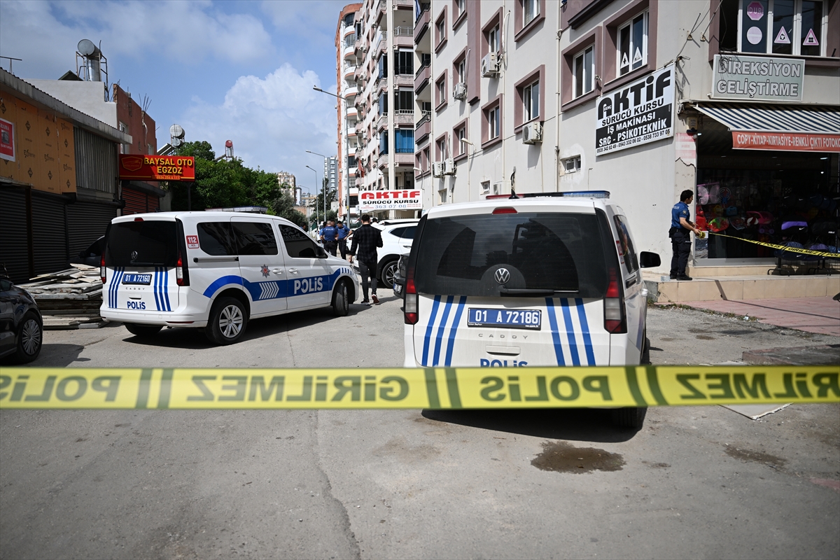 Adana'da iş yerine silahlı saldırı sırasında araçla yoldan geçen kadın yaralandı