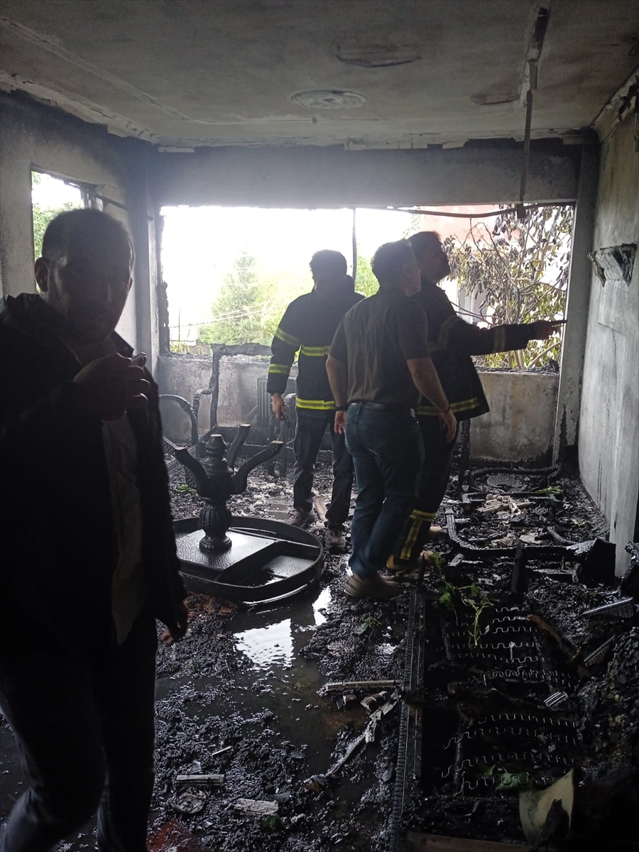 Adıyaman'da ev yangınında 4 kişi dumandan etkilendi
