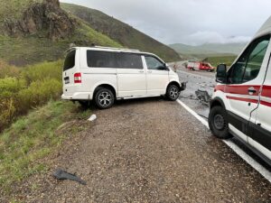 AĞRI (AA) – Ağrı'nın Eleşkirt ilçesinde hafif ticari araç ile