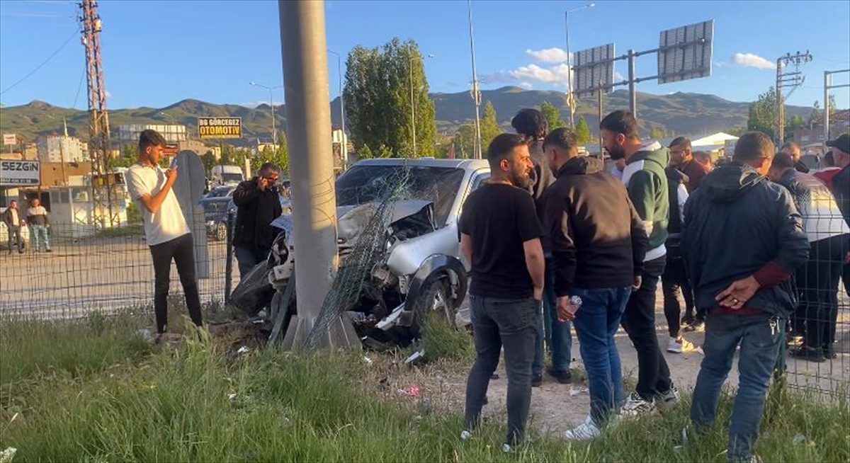 Ağrı'da otomobile ve trafik levhasına çarpan hafif ticari araçtaki 4 kişi yaralandı