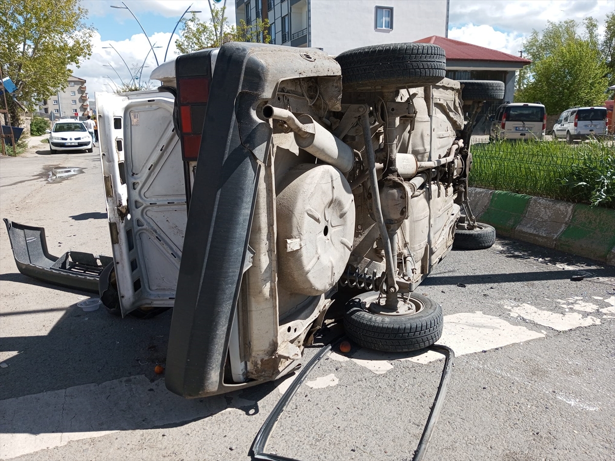 Ağrı'da otomobilin devrilmesi sonucu 3 kişi yaralandı