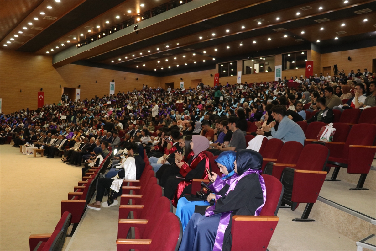Ağrı'da üniversite öğrencileri mezuniyet sevinci yaşadı